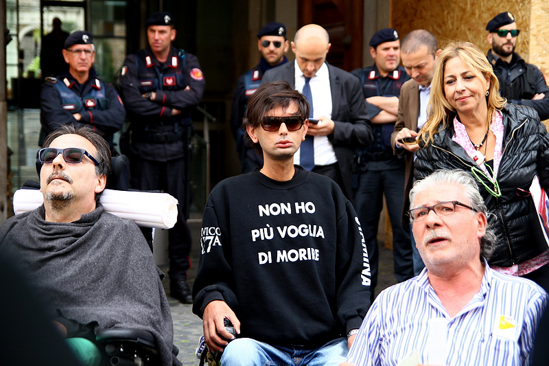 Marco Biviano manifesta davanti al Ministero dell'Economia