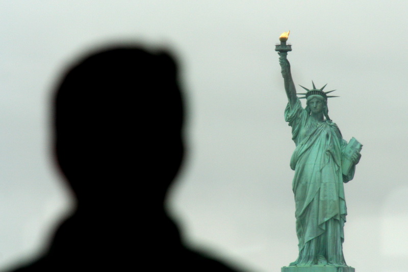 Un turista sullo Staten Island Ferry ammira la Statua della Libertà