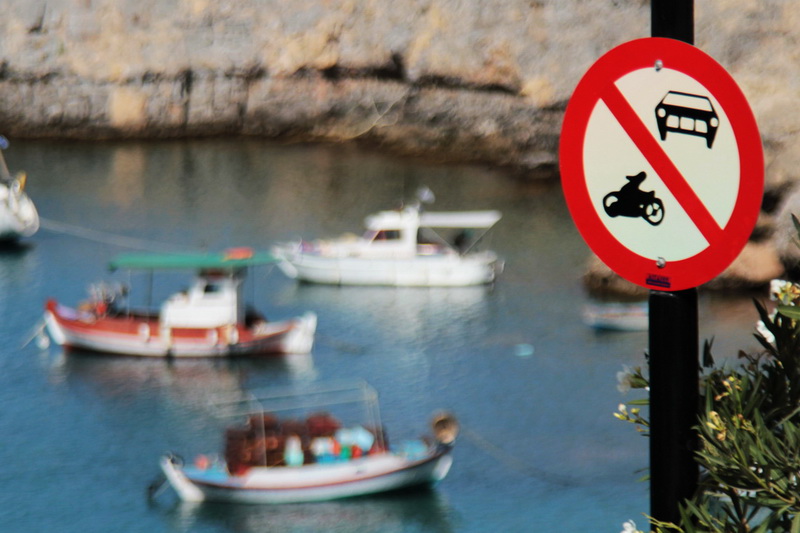 Cartello di divieto di accesso alla baia di Agios Pavlos