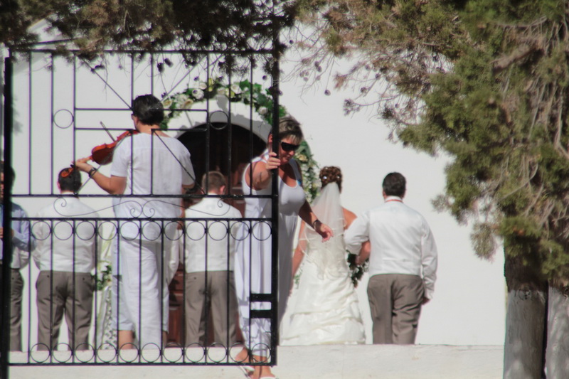 Celebrazione di un matrimonio nella chiesa di Agios Pavlos
