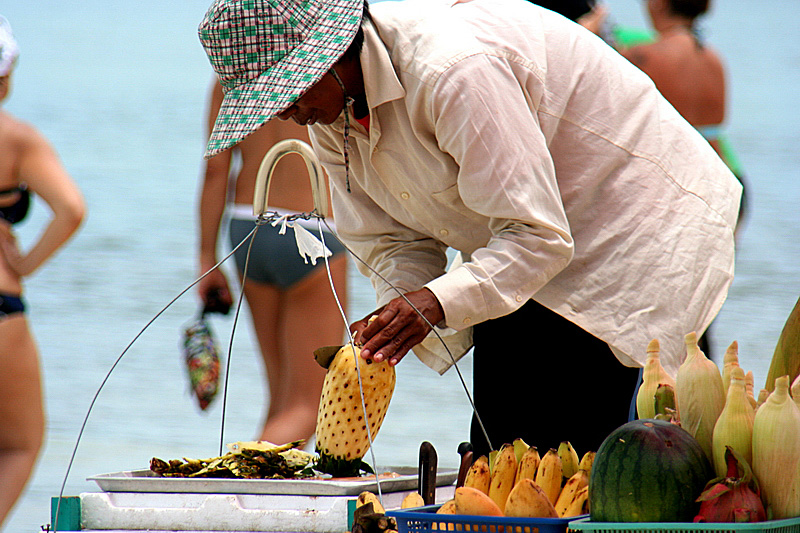 Venditori di frutta sulla spiaggia di Koh Samui