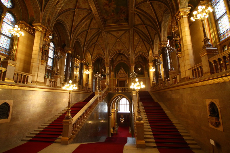 la scalinata d'ingresso al Parlamento di Budapest